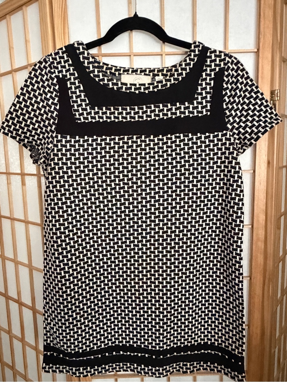 Anthropology Black and White Geometric Short Sleeve Tunic Top FITS Small